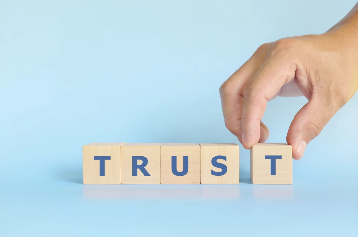 TRUSTの文字が並ぶ木の積み木
